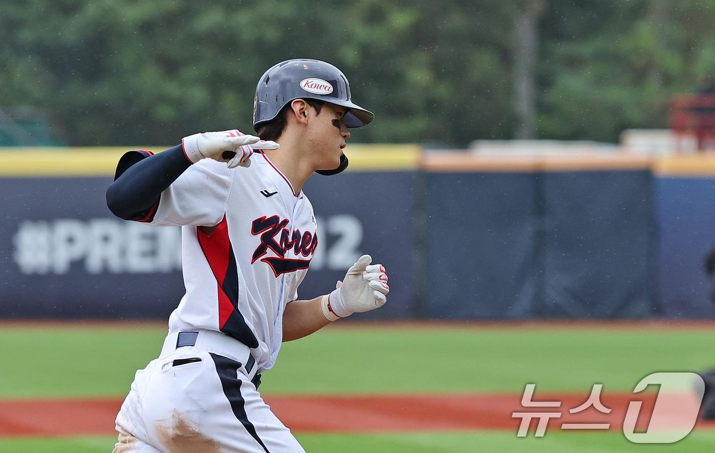 18일&#40;현지시간&#41; 오후 대만 타이베이시 톈무 야구장에서 열린 2024 WBSC 프리미어12 B조 예선 대한민국과 호주의 경기 6회말 대한민국 공격 2사 1루 상황에서 김도영이 투런 홈런을 친 뒤 세리머니 하고 있다. 2024.11.18/뉴스1 ⓒ News1 장수영 기자