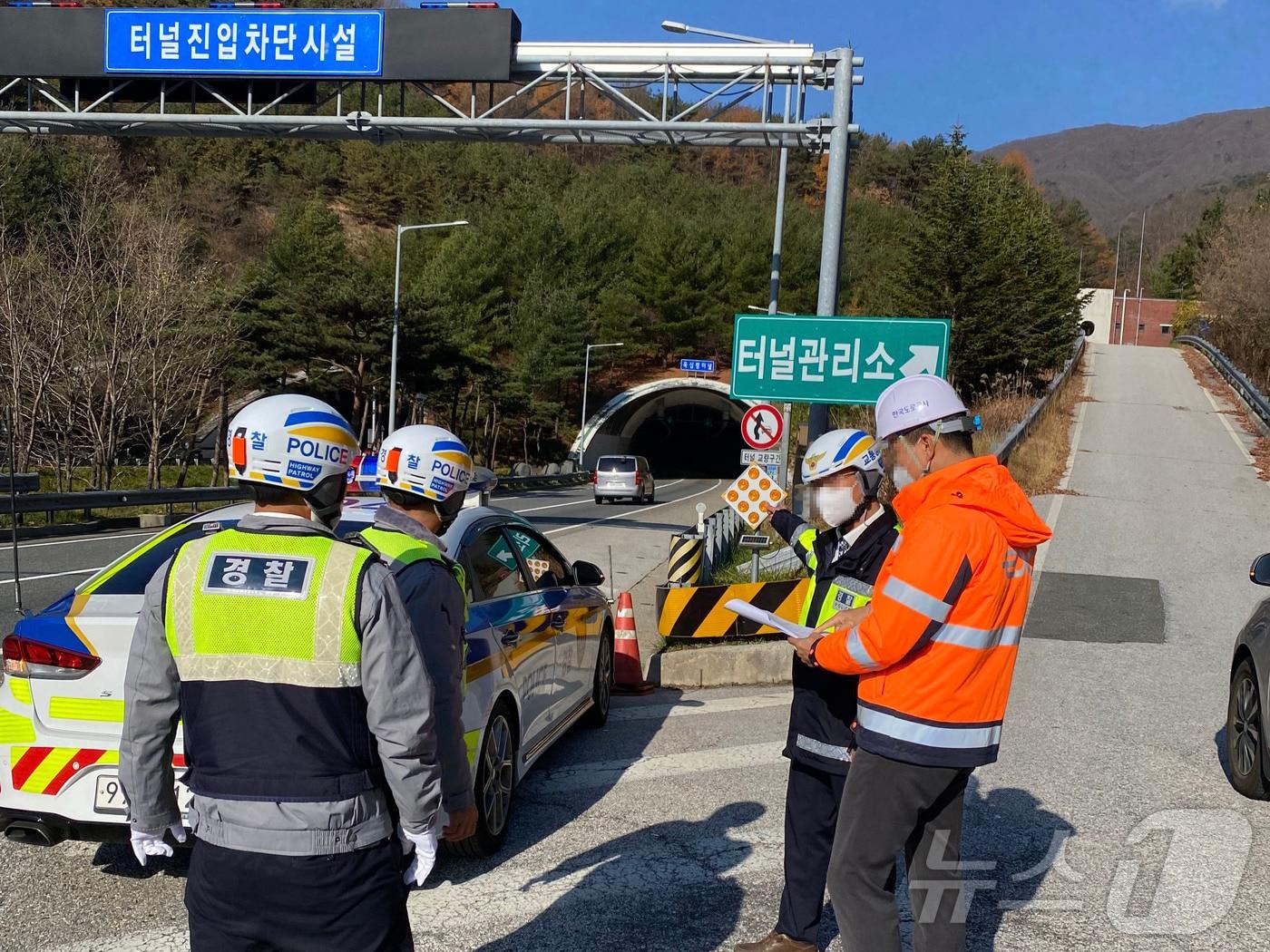 전북경찰청이 지난 15일부터 내년 3월 15일까지 겨울철 폭설에 대비해 집중 교통관리에 나섰다.&#40;전북경찰청 제공&#41; 2024.11.18/뉴스1