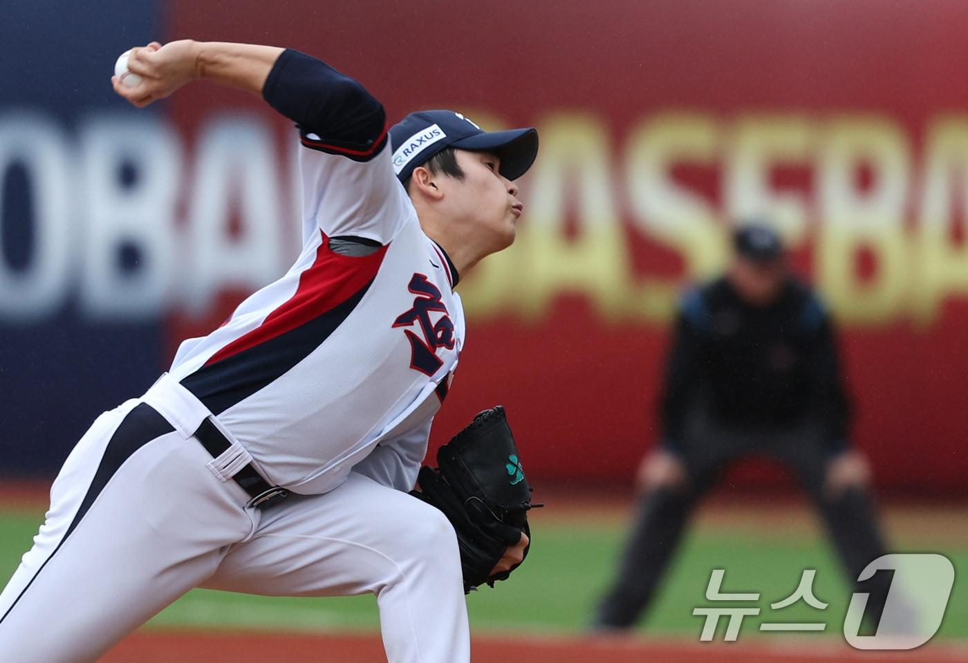 18일&#40;현지시간&#41; 오후 대만 타이베이시 톈무 야구장에서 열린 2024 WBSC 프리미어12 B조 예선 대한민국과 호주의 경기, 9회초 마운드에 오른 대한민국 마무리 박영현이 역투하고 있다. 2024.11.18/뉴스1 ⓒ News1 장수영 기자