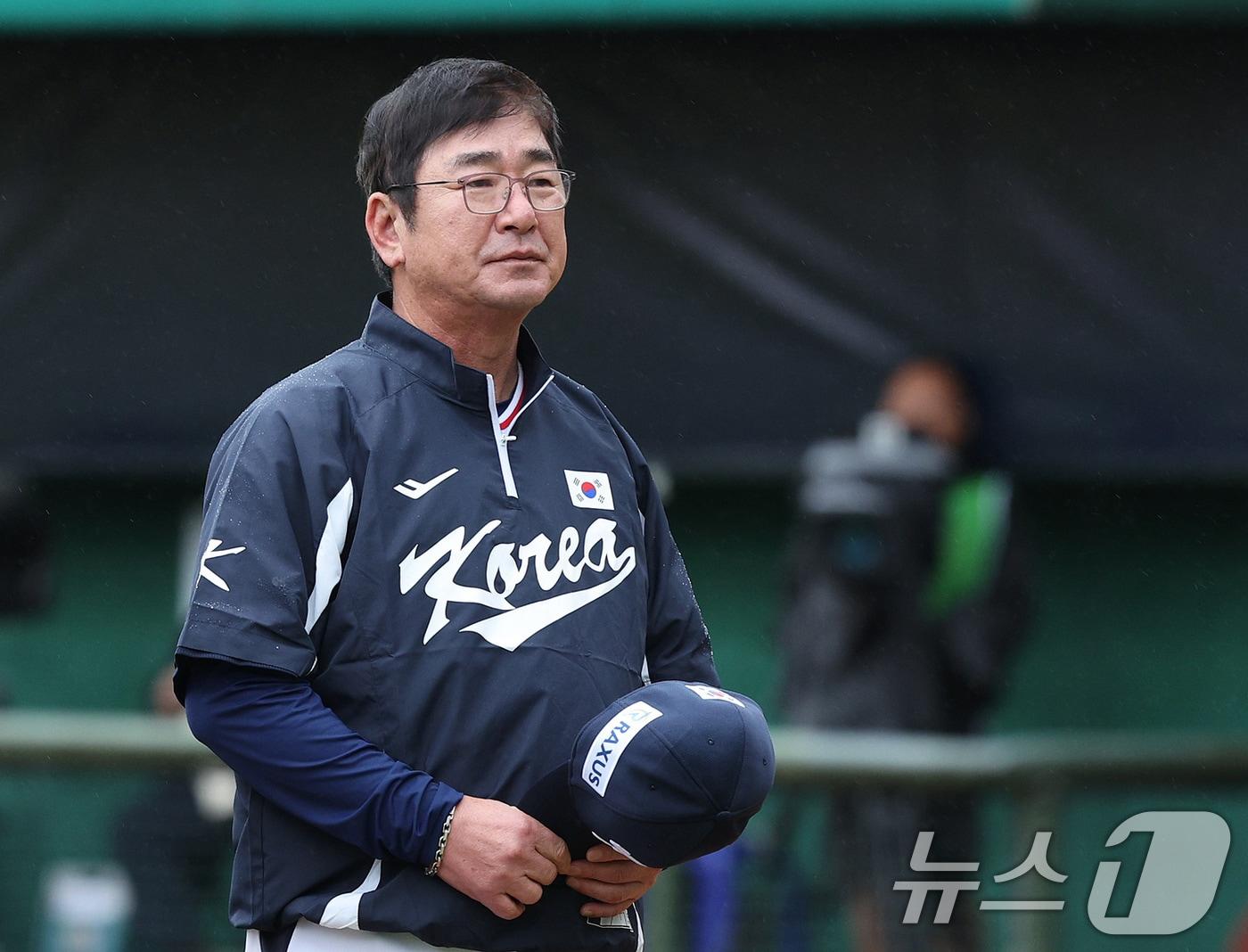 18일&#40;현지시간&#41; 오후 대만 타이베이시 톈무 야구장에서 열린 2024 WBSC 프리미어12 B조 예선 대한민국과 호주의 경기에서 5대 2로 승리한 대한민국 대표팀 류중일 감독이 팬들에게 인사하고 있다. 대표팀은 프리미어12 예선 3승 2패를 거뒀으나 일본에서 열리는 슈퍼라운드 진출은 실패했다. 2024.11.18/뉴스1 ⓒ News1 장수영 기자