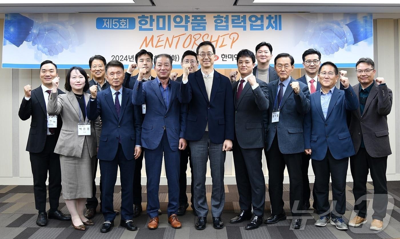 박재현 한미약품 대표&#40;가운데&#41;와 협력사 관계자들이 감사패 수여식 이후 기념 사진을 찍고 있다.&#40;한미약품 제공&#41;/뉴스1 ⓒ News1