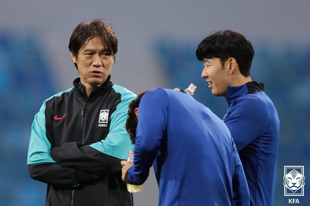 대한민국 축구 국가대표팀 홍명보 감독과 손흥민이 18일 오후&#40;현지시간&#41; 요르단 암만 국제경기장에서 2026 국제축구연맹&#40;FIFA&#41; 북중미 월드컵 아시아지역 3차 예선 B조 6차전 팔레스타인과의 경기를 하루 앞두고 열린 공식 훈련에서 대화하고 있다. &#40;대한축구협회 제공&#41; 2024.11.19/뉴스1