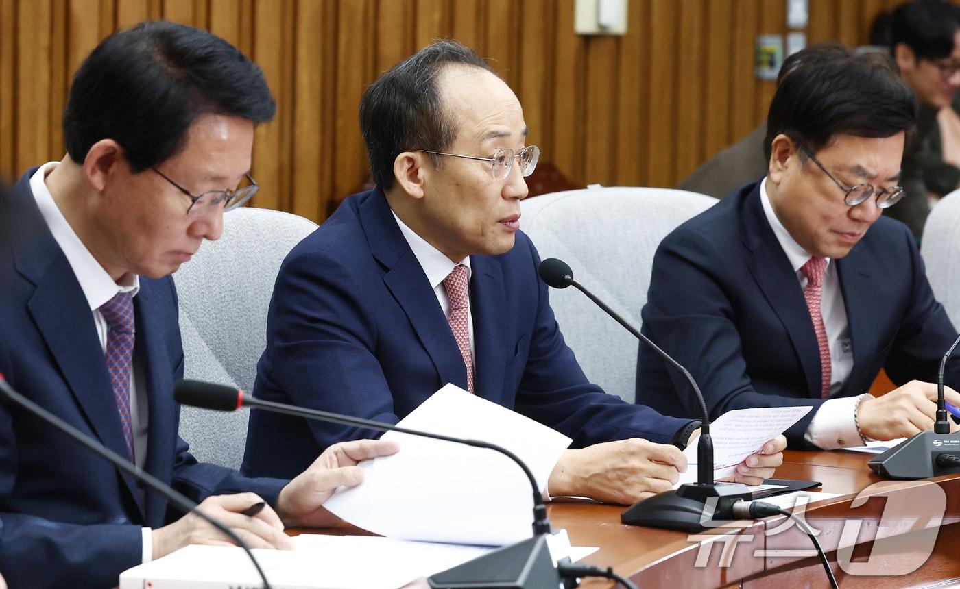 추경호 국민의힘 원내대표가 19일 오전 서울 여의도 국회에서 열린 원내대책회의에서 모두 발언을 하고 있다. 왼쪽부터 김상훈 정책위의장, 추 원내대표, 서범수 사무총장. 2024.11.19/뉴스1 ⓒ News1 김민지 기자