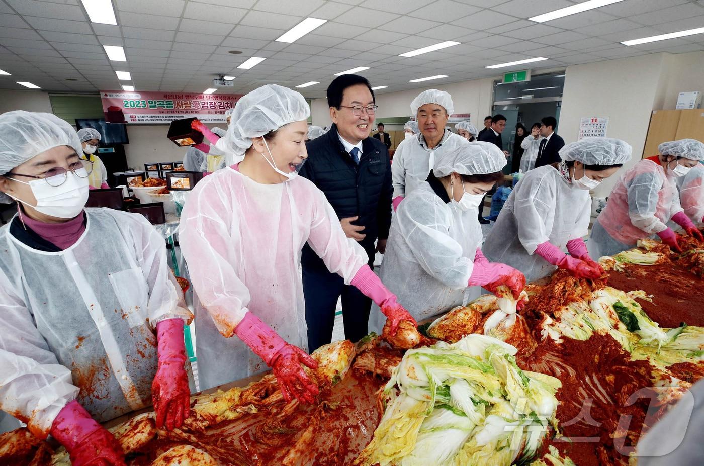 지난 2023년 진행된 광주 북구 &#39;사랑의 김장 김치 나눔&#39; 행사의 모습. &#40;광주 북구 제공&#41;2024.11.19/뉴스1