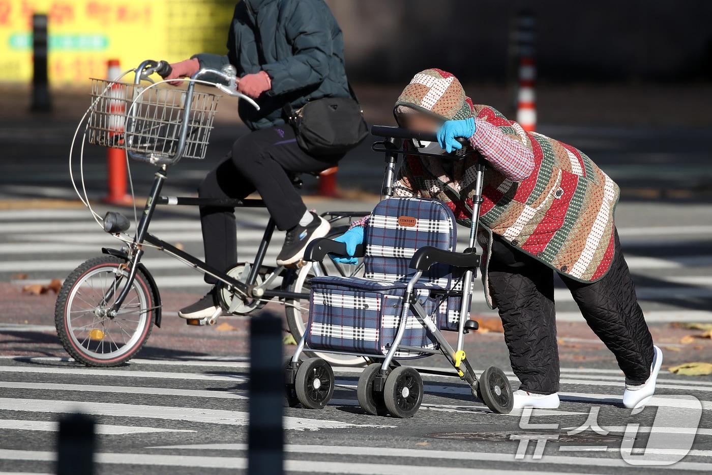 초겨울 추위가 이어진 19일 오전 대구 도심에서 한 노인이 보행보조기에 의지한 채 횡단보도를 건너고 있다. 2024.11.19/뉴스1 ⓒ News1 공정식 기자