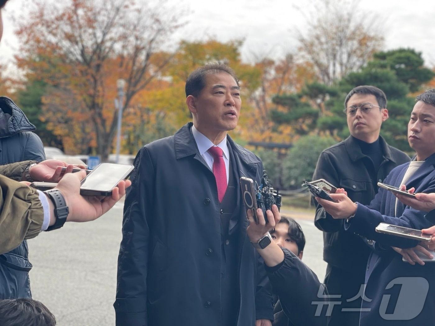 &#39;윤석열 대통령 부부 공천 개입 의혹&#39; 핵심 인물인 명태균 씨 측 변호인 남상권 변호사가 19일 오전 명 씨의 검찰 소환 조사 입회에 앞서 취재진의 질문에 답하고 있다. 2024.11.19/뉴스1 ⓒ News1 강정태 기자