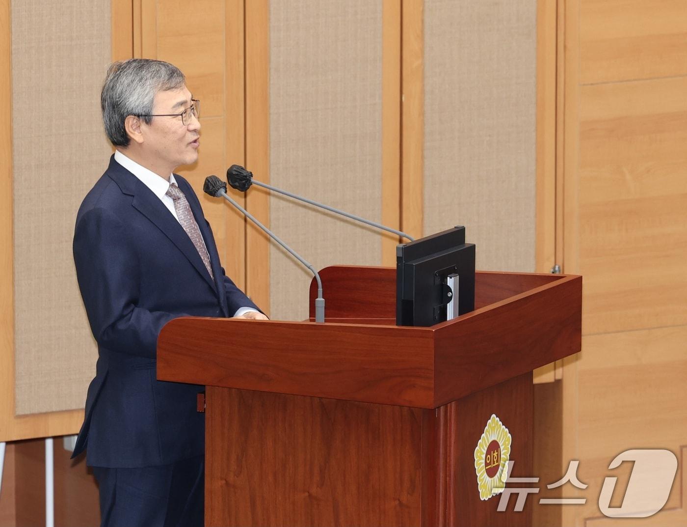 정근식 서울시교육감이 19일 서울 중구 서울시의회에서 열린 제327회 정례회에서 질의에 답변하고 있다. &#40;/뉴스1