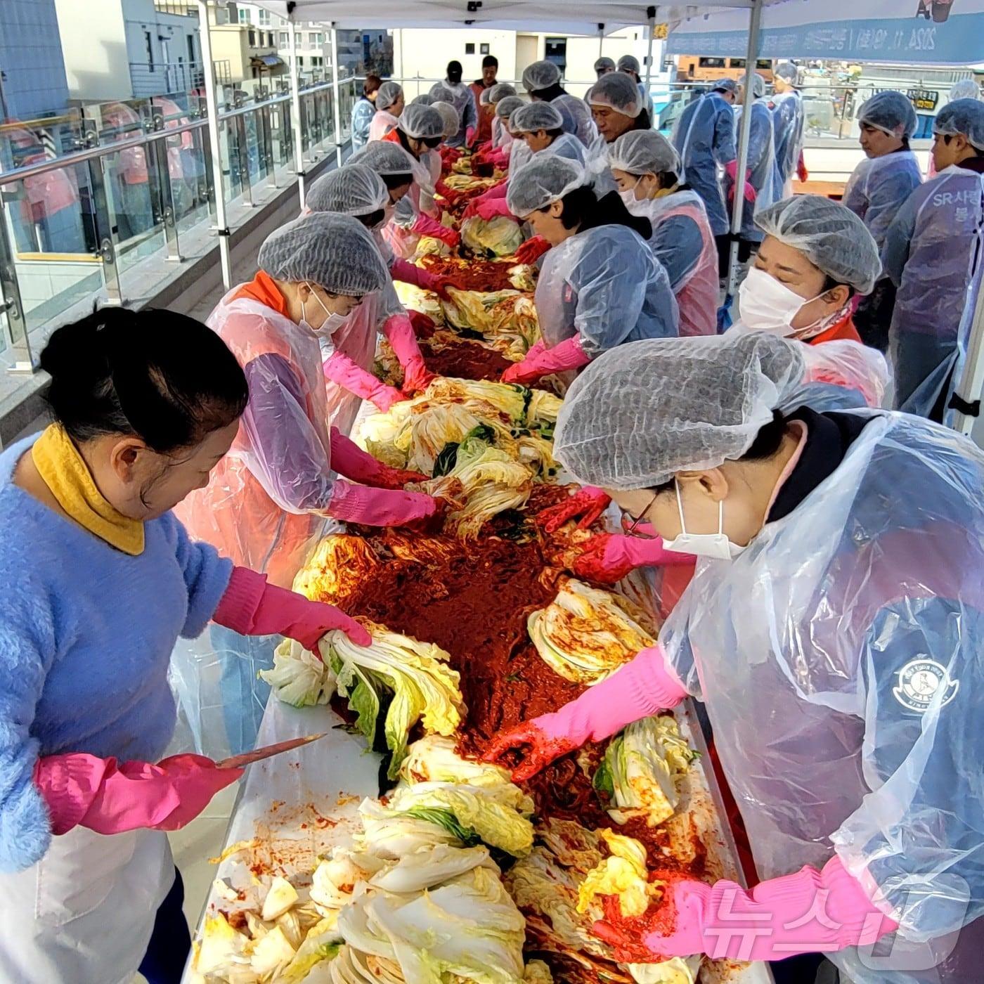 광주 광산구자원봉사센터 관계자들이 19일 온기를 나누는 &#39;사랑愛 김장&#39; 행사에서 직접 김치를 담그고 있다. &#40;센터 제공&#41; 2024.11.19/뉴스1 