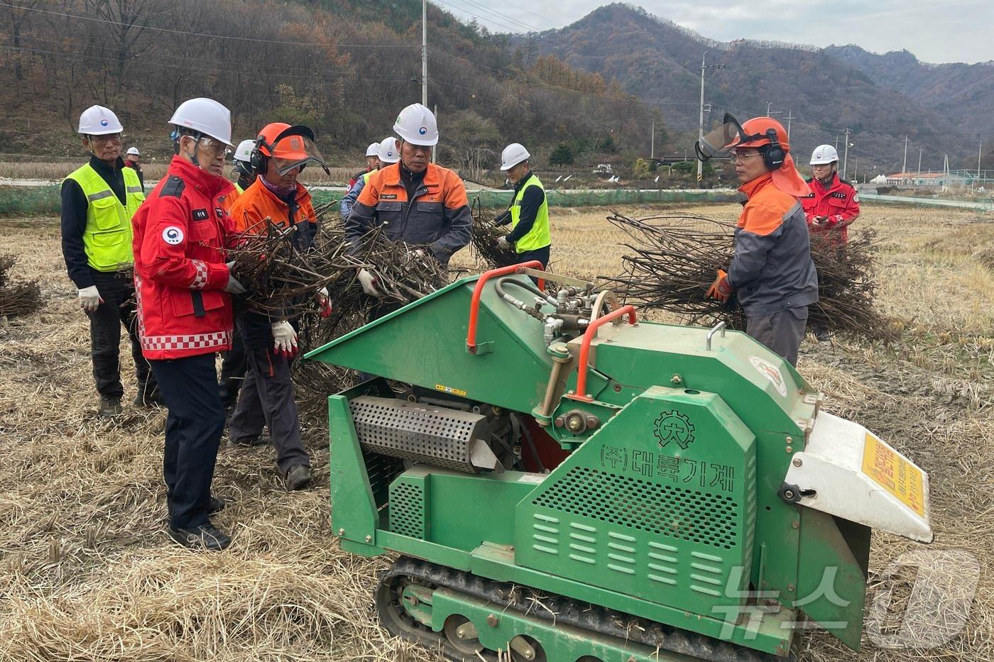 소각산불 예방을 위한 영농부산물 파쇄 캠페인 &#40;산림청 제공&#41;/뉴스1