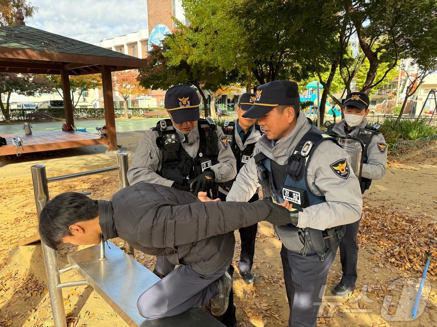 광주 북부경찰이 19일 이상동기범죄 등 강력범죄에 대응하기 위해 &#39;흉기 소지자 체포·인치&#39;를 주제로 현장대응훈련을 실시하고 있다.&#40;광주 북부경찰 제공&#41;2024.11.19/뉴스1