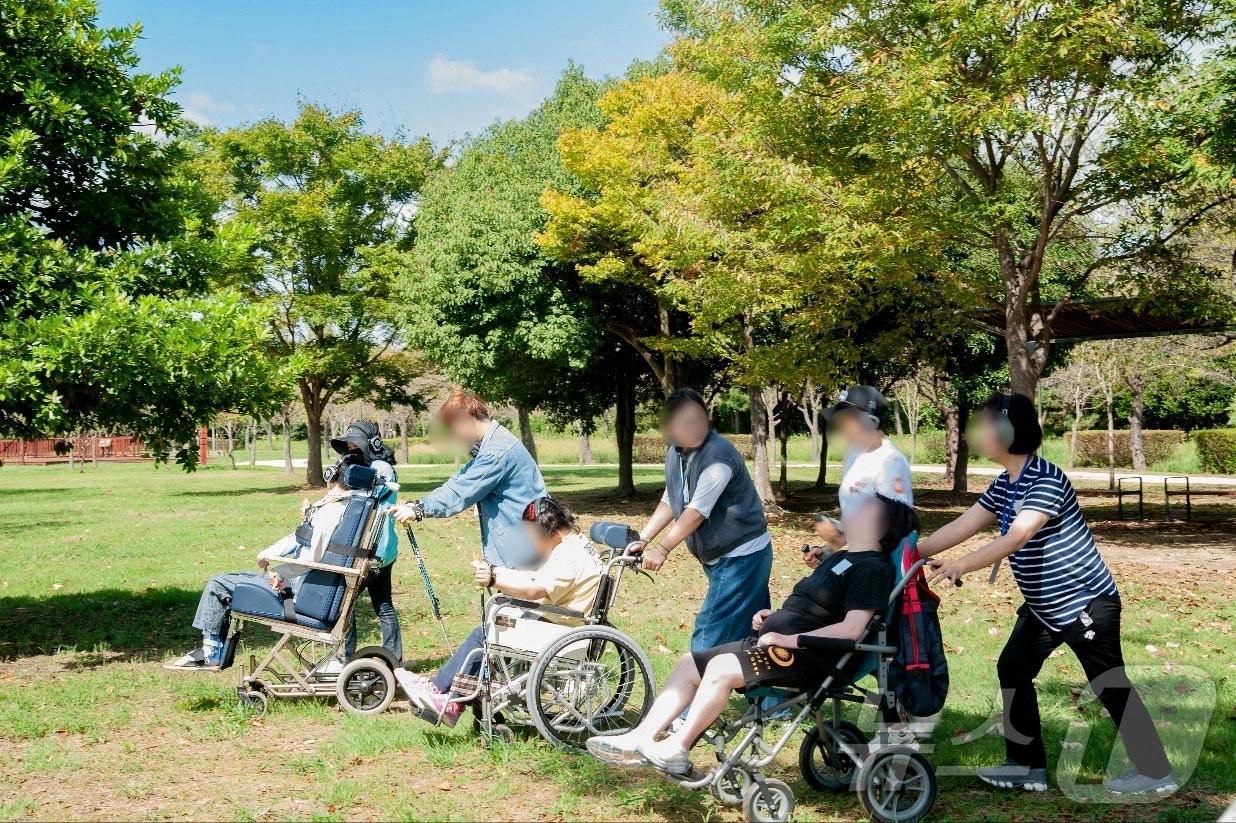 부산관광두레 참가자들이 &#39;장애인 시티투어, 공감여행&#39; 프로그램을 진행하고 있다.&#40;부산관광두레 제공&#41;