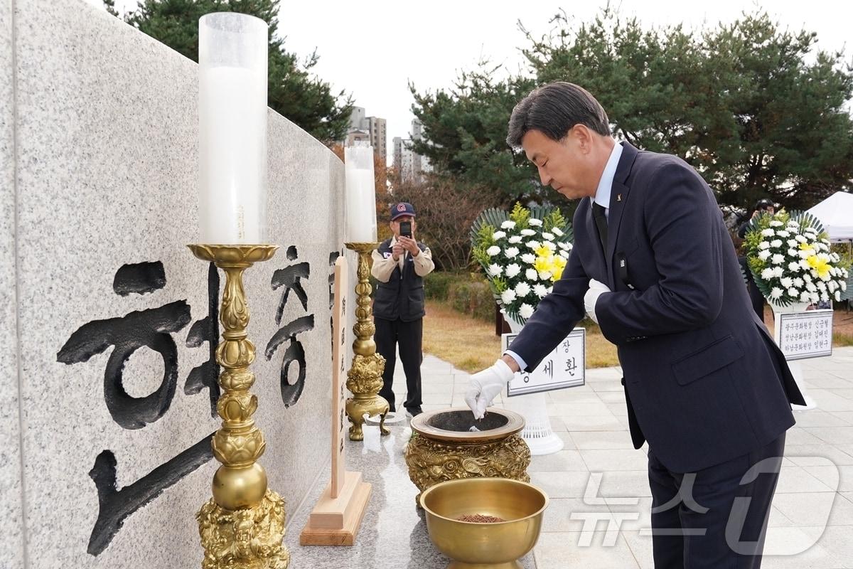 방세환 광주시장이 19일 호국보훈공원 현충탑에서 순국선열을 추모하며 분향을 하고 있다.&#40;광주시 제공&#41;