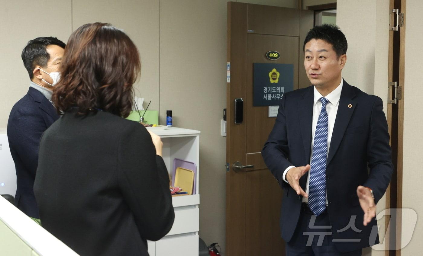 김진경 경기도의회 의장이 19일 ‘경기도의회 서울사무소’&#40;영등포구 국회대로&#41;를 찾아 서울사무소 역할 확대 방안을 모색하고 있다.&#40;경기도의회 제공&#41;/