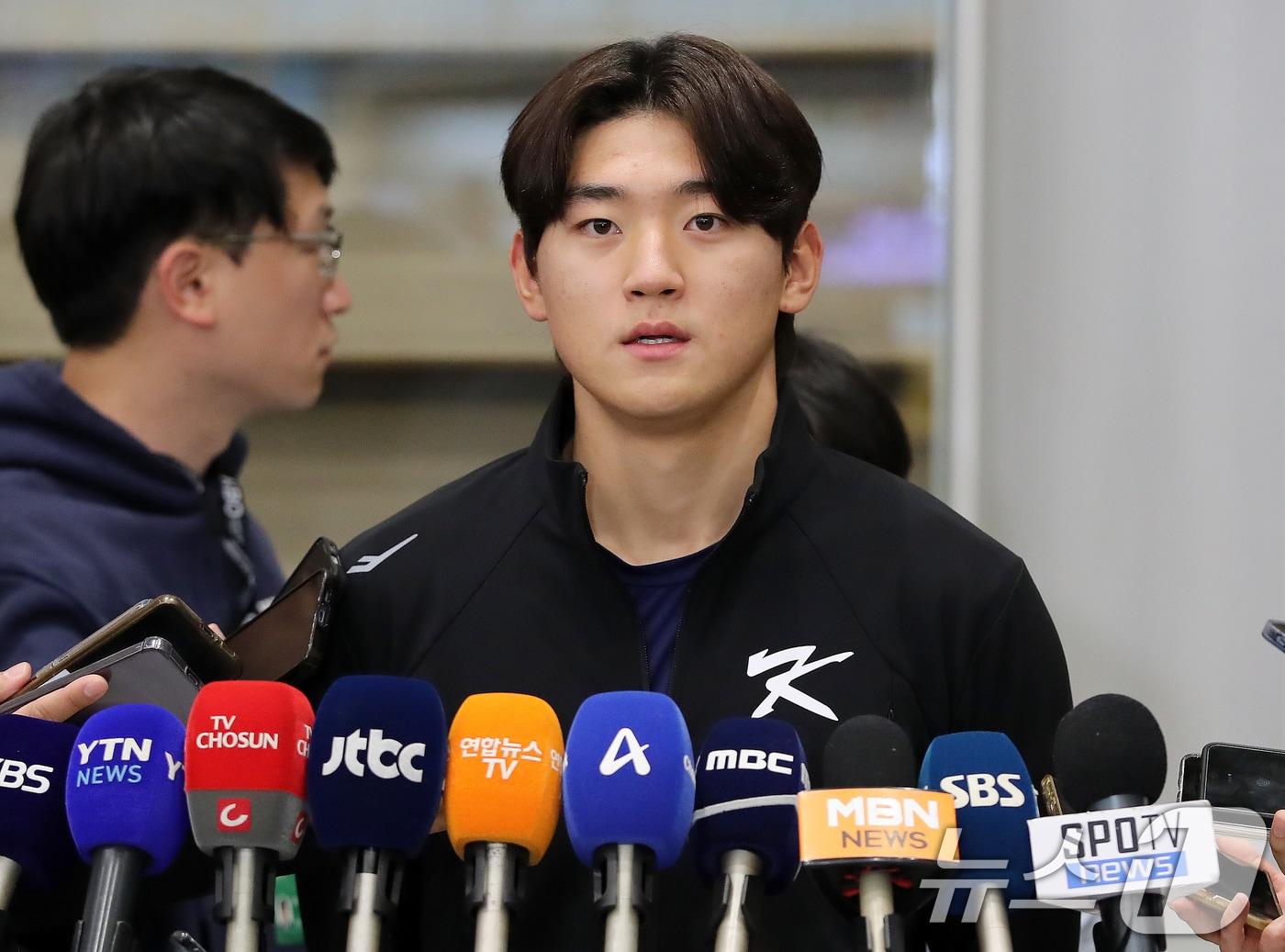 대만에서 열린 2024 WBSC 프리미어12 출전을 마친 야구 한국대표팀 김도영 선수가 19일 오후 인천국제공항을 통해 귀국해 인터뷰를 하고 있다. 류중일 감독이 이끈 한국 야구대표팀은 18일 끝난 프리미어12에서 3승2패&#40;3위&#41;의 성적으로 슈퍼라운드&#40;4강&#41; 진출이 무산됐다. 2024.11.19/뉴스1 ⓒ News1 박세연 기자