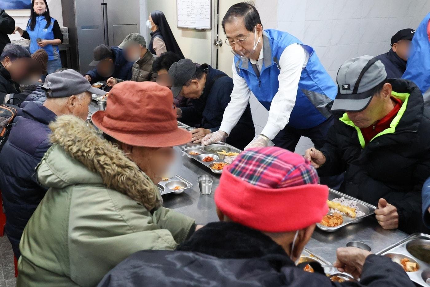 한덕수 국무총리가 19일 낮 서울 영등포구 &#39;토마스의집&#39;에서 배식봉사를 하는 모습.&#40;총리실 제공&#41;