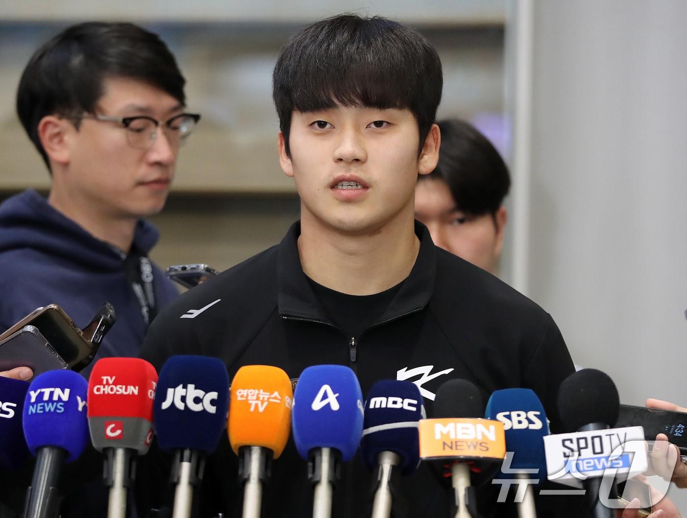 대만에서 열린 2024 WBSC 프리미어12 출전을 마친 야구 한국대표팀 박영현 선수가 19일 오후 인천국제공항을 통해 귀국해 인터뷰를 하고 있다. 류중일 감독이 이끈 한국 야구대표팀은 18일 끝난 프리미어12에서 3승2패&#40;3위&#41;의 성적으로 슈퍼라운드&#40;4강&#41; 진출이 무산됐다. 2024.11.19/뉴스1 ⓒ News1 박세연 기자