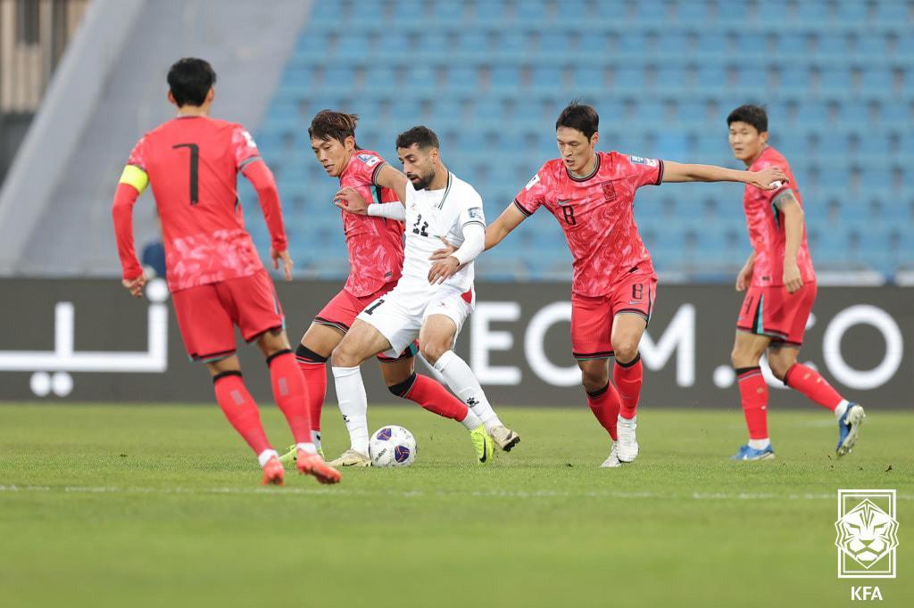 19일 오후&#40;한국시간&#41; 요르단 암만 국제경기장에서 열린 2026 북중미 월드컵 아시아지역 3차 예선 B조 6차전 팔레스타인과 대한민국의 경기에서 이명재와 박용우가 볼다툼을 벌이고 있다.&#40;대한축구협회 제공&#41; 2024.11.19/뉴스1