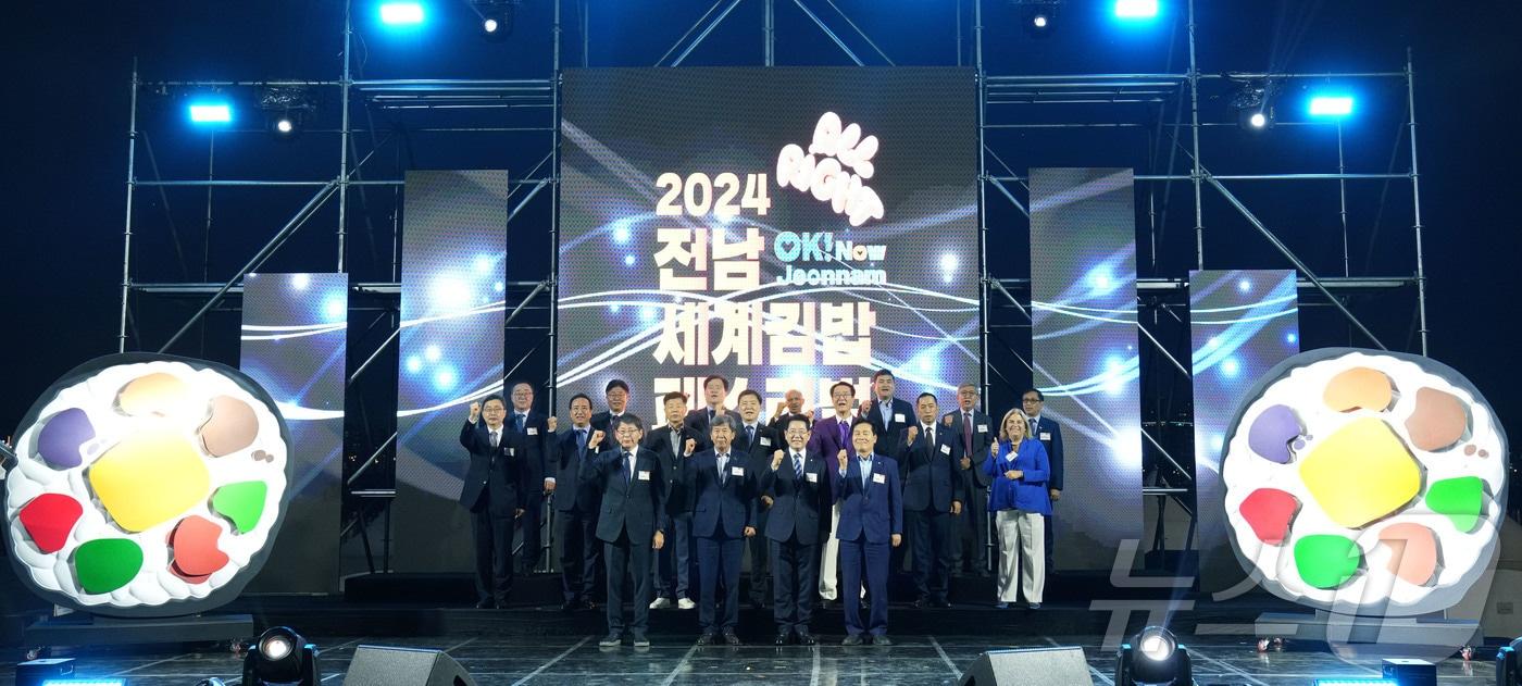 김영록 전라남도지사가 1일 서울 여의도 한강공원 이벤트 광장에서 열린 ‘2024 전남 세계 김밥 페스티벌&소금박람회 개막식’에서 주요 참석자들과 기념촬영을 하고 있다.&#40;전남도 제공&#41; 2024.11.2/뉴스1 