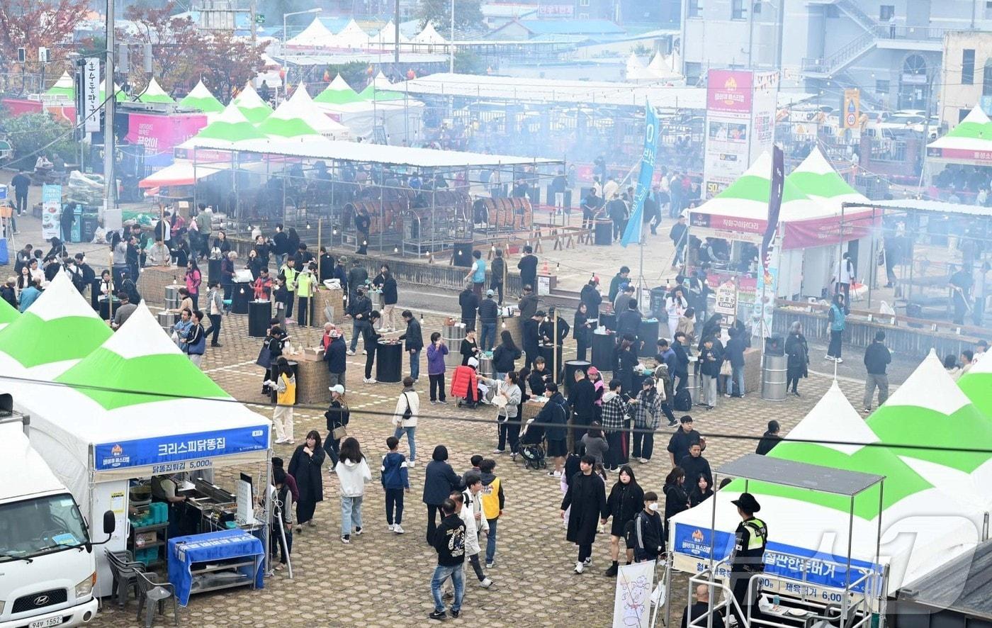 홍성글로벌바비큐페스티벌이 열리고 있는 홍성읍성 일대 축제장 모습.&#40;홍성군 제공&#41; /뉴스1