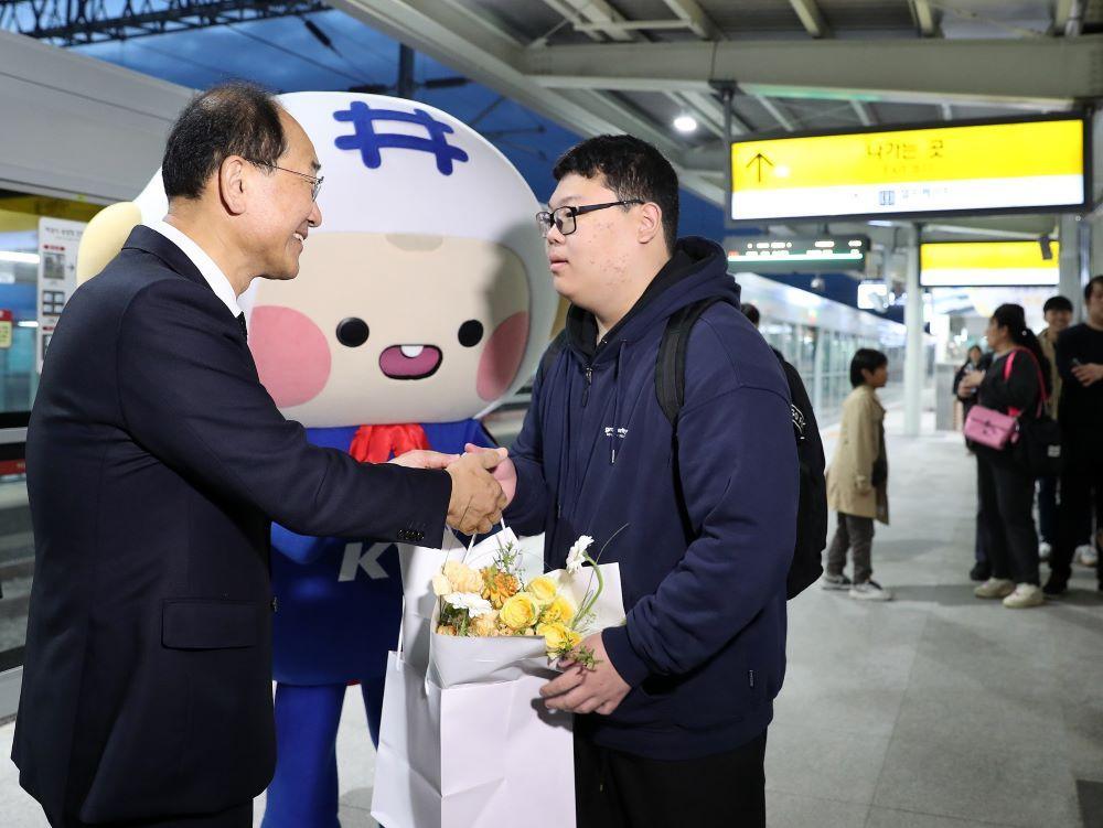 이성해 국가철도공단 이사장&#40;왼쪽&#41;이 2일 홍성역에서 첫 열차 탑승객에게 꽃다발과 기념품을 증정하고 있다.&#40;국가철도공단 제공&#41;