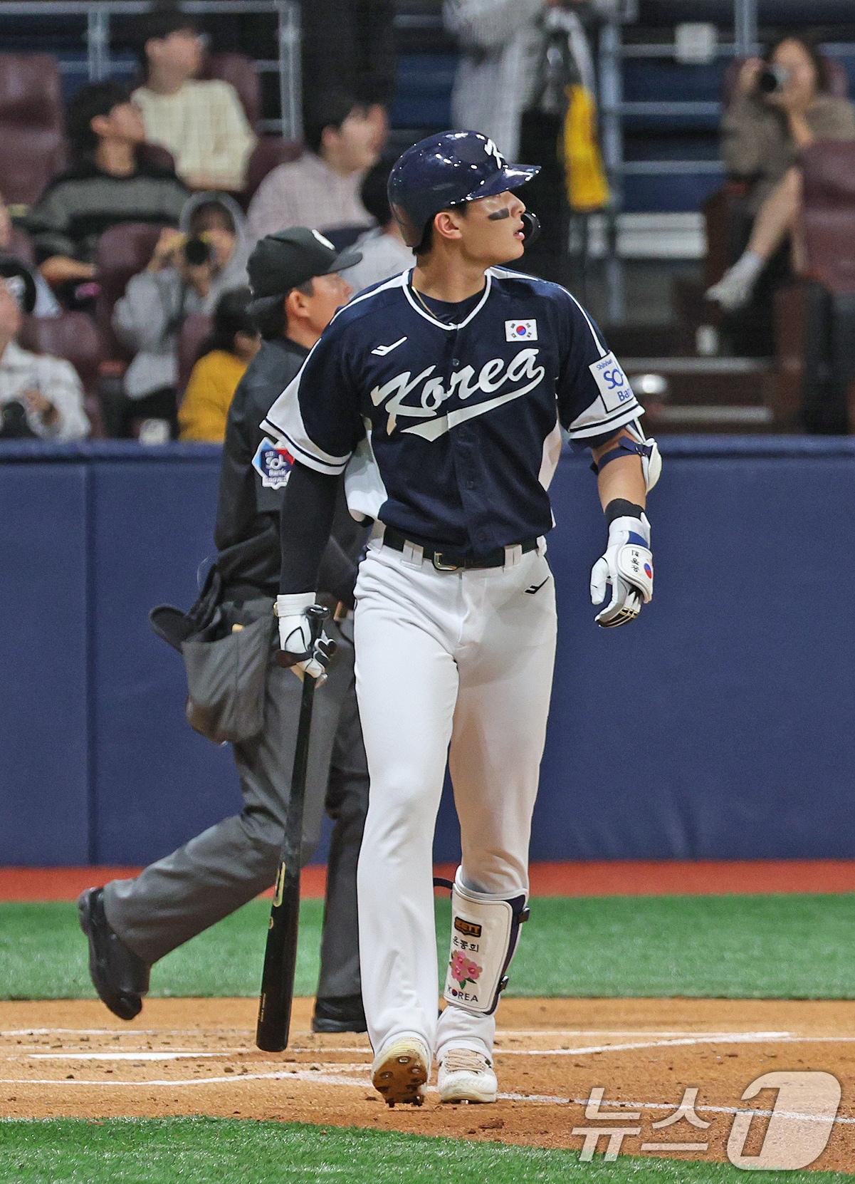 2일 오후 서울 구로구 고척스카이돔에서 열린 &#39;2024 K-BASEBALL SERIES&#39; 대한민국 야구 대표팀과 쿠바 대표팀의 평가전 2차전, 2회초 대한민국 공격 선두타자 윤동희가 홈런을 치며 타구를 바라보고 있다. 2024.11.2/뉴스1 ⓒ News1 장수영 기자