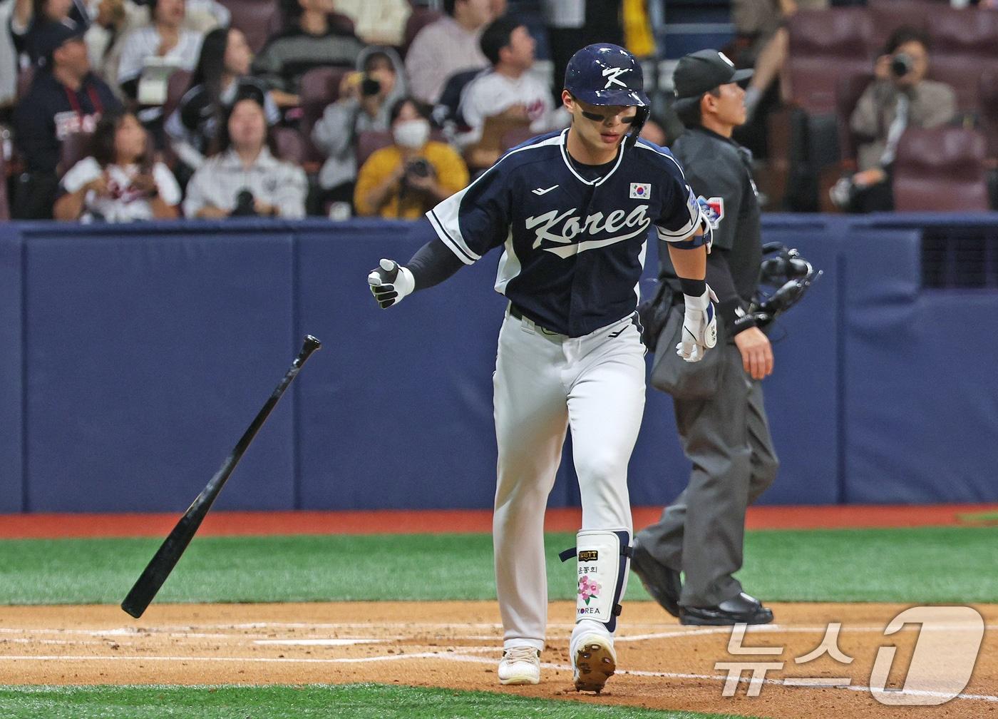 2일 오후 서울 구로구 고척스카이돔에서 열린 &#39;2024 K-BASEBALL SERIES&#39; 대한민국 야구 대표팀과 쿠바 대표팀의 평가전 2차전, 2회초 대한민국 공격 선두타자 윤동희가 홈런을 친 뒤 배트를 내려놓고 있다. 2024.11.2/뉴스1 ⓒ News1 장수영 기자