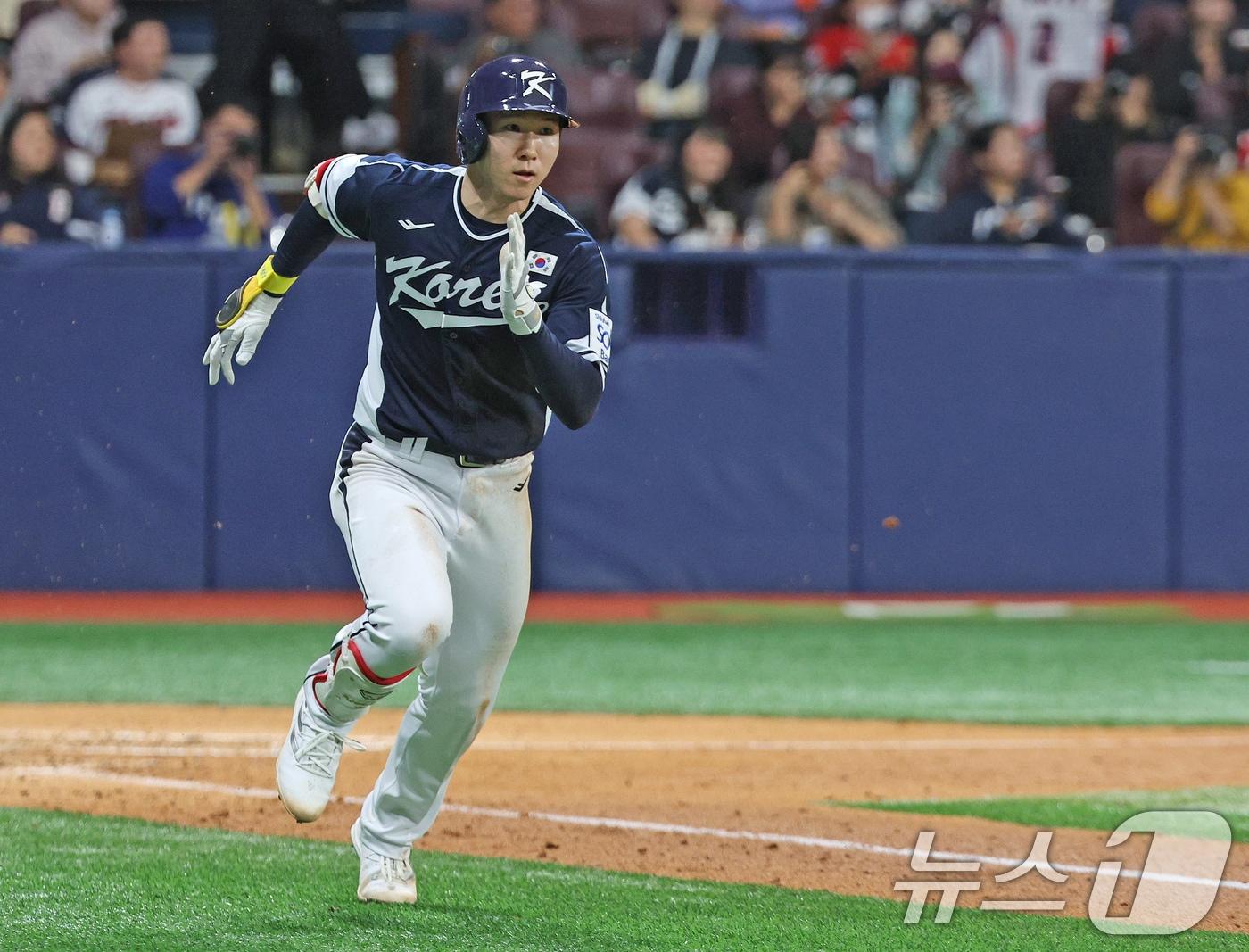 2일 오후 서울 구로구 고척스카이돔에서 열린 &#39;2024 K-BASEBALL SERIES&#39; 대한민국 야구 대표팀과 쿠바 대표팀의 평가전 2차전, 4회초 대한민국 공격 무사 1루 상황에서 박성한이 1타점 2루타를 치며 전력질주하고 있다. 2024.11.2/뉴스1 ⓒ News1 장수영 기자