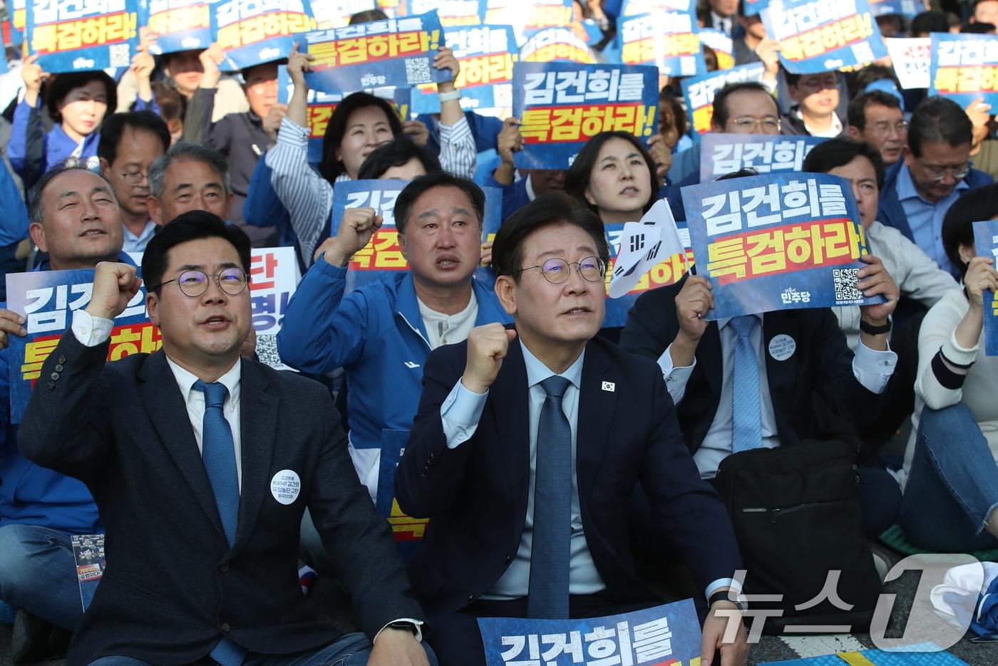 이재명 더불어민주당 대표가 2일 오후 서울 중구 서울역 인근에서 열린 ‘김건희 국정농단 범국민 규탄대회’에 참석해 구호를 외치고 있다. 2024.11.2/뉴스1 ⓒ News1 이승배 기자