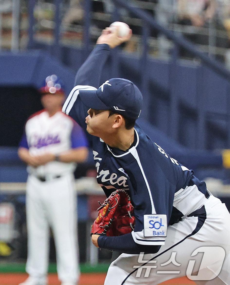 2일 오후 서울 구로구 고척스카이돔에서 열린 &#39;2024 K-BASEBALL SERIES&#39; 대한민국 야구 대표팀과 쿠바 대표팀의 평가전 2차전, 6회말 대한민국 네번째 투수로 등판한 소형준이 역투하고 있다. 2024.11.2/뉴스1 ⓒ News1 장수영 기자