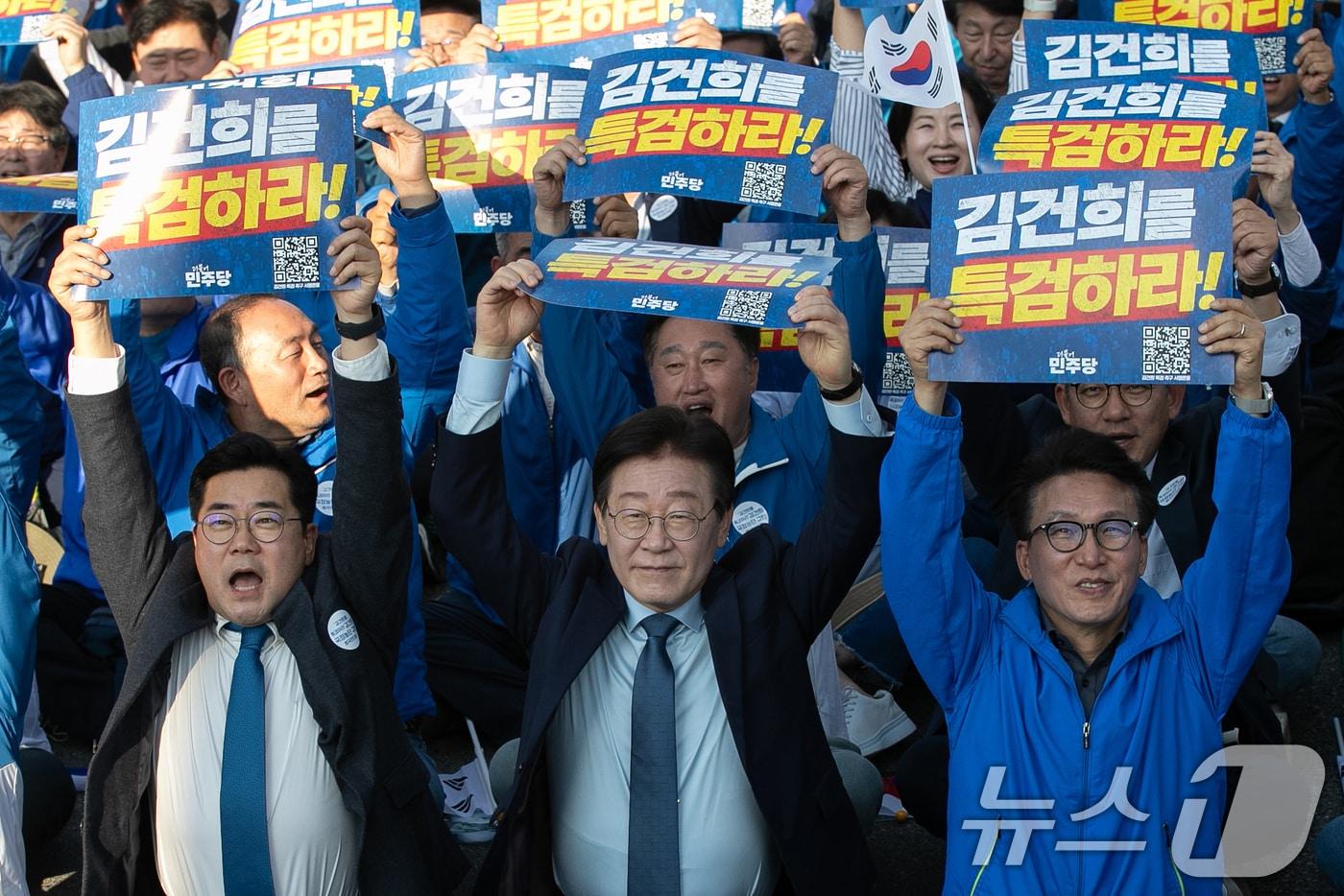 이재명 더불어민주당 대표가 2일 오후 서울 중구 서울역 인근에서 열린 ‘김건희 국정농단 범국민 규탄대회’에서 박찬대 원내대표를 비롯한 주요 참석자들과 함께 김건희 특검법 통과를 촉구하고 있다. 2024.11.2/뉴스1 ⓒ News1 이승배 기자