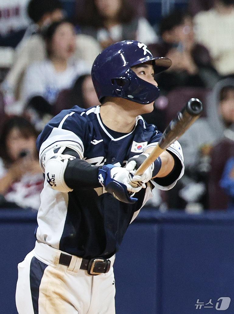 2일 오후 서울 구로구 고척스카이돔에서 열린 &#39;2024 K-BASEBALL SERIES&#39; 대한민국 야구 대표팀과 쿠바 대표팀의 평가전 2차전, 8회초 대한민국 공격 1사 만루상황에서 이주형이 2타점 2루타를 치고 있다. 2024.11.2/뉴스1 ⓒ News1 장수영 기자