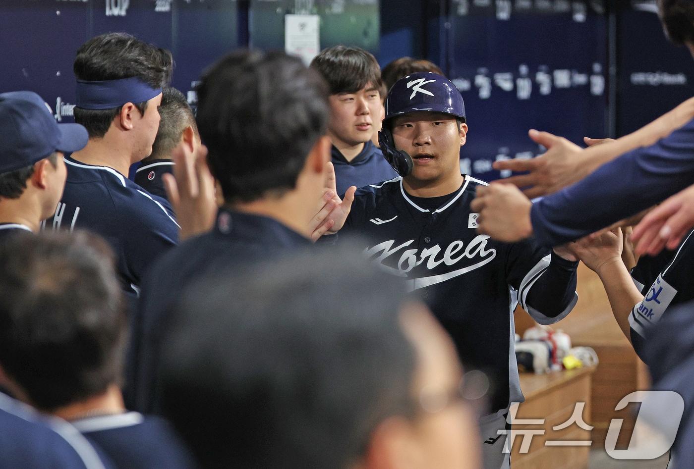 2일 오후 서울 구로구 고척스카이돔에서 열린 &#39;2024 K-BASEBALL SERIES&#39; 대한민국 야구 대표팀과 쿠바 대표팀의 평가전 2차전, 8회초 대한민국 공격 1사 만루 상황에서 이주형의 안타로 득점한 문보경이 동료들과 기빠히고 있다. 2024.11.2/뉴스1 ⓒ News1 장수영 기자