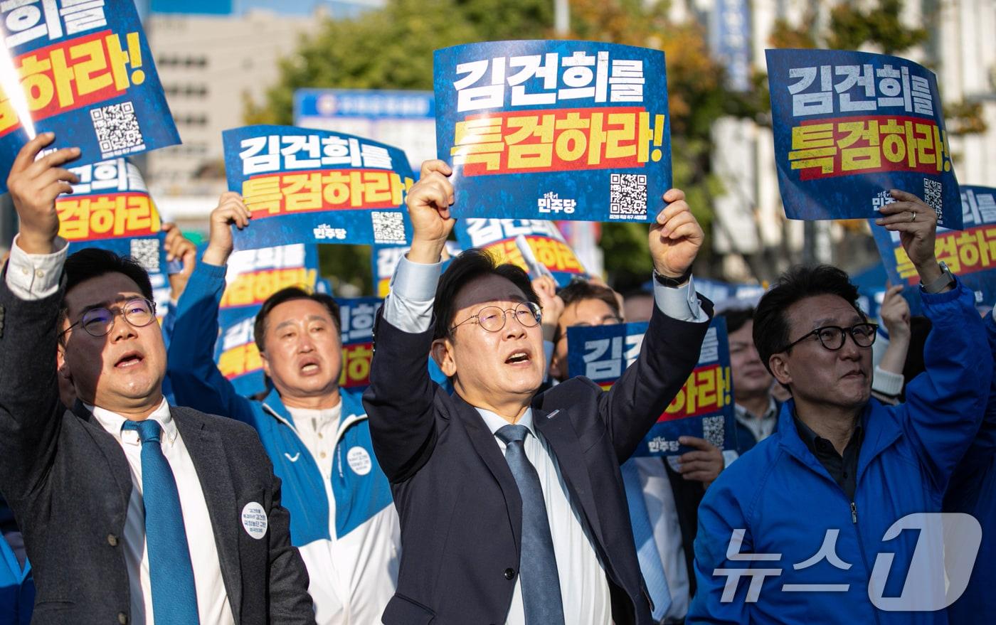 이재명 더불어민주당 대표가 2일 오후 서울 중구 서울역 인근에서 열린 ‘김건희 국정농단 범국민 규탄대회’에서 박찬대 원내대표, 김민석 최고위원을 비롯한 주요 참석자들과 구호를 외치고 있다. 2024.11.2/뉴스1 ⓒ News1 이승배 기자