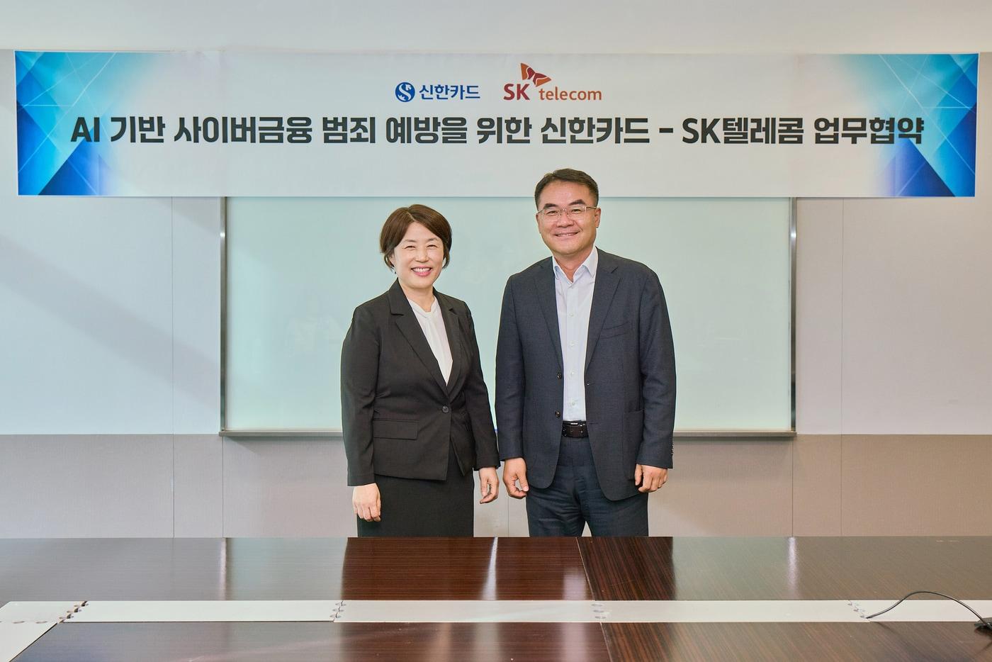 이규식 SKT AI Contact사업 담당&#40;오른쪽&#41;과 진미경 신한카드 고객 최고 책임자가 협약서에 서명하고 기념촬영을 하고 있다.&#40;SKT 제공&#41;