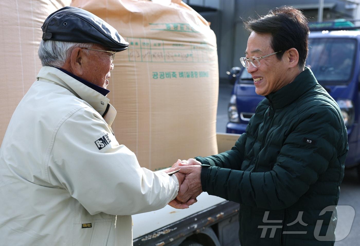 공공비축미 수매 현장 찾은 강진원 강진군수&#40;오른쪽&#41;. ⓒ News1