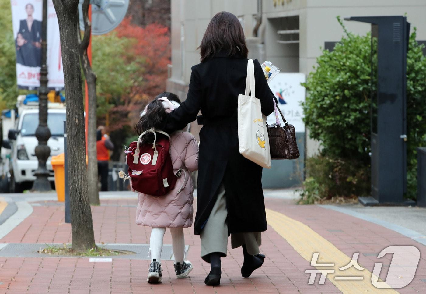 엄마와 아이가 서울시내 한 어린이집으로 향하는 모습. /뉴스1 ⓒ News1 박세연 기자