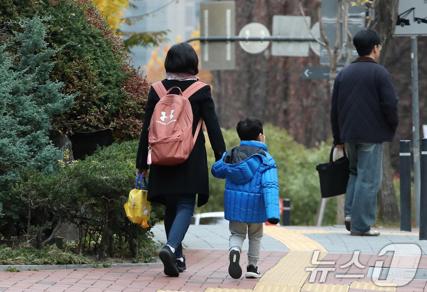 엄마와 아이가 서울시내 한 직장어린이집으로 향하고 있다. ⓒ News1 박세연 기자