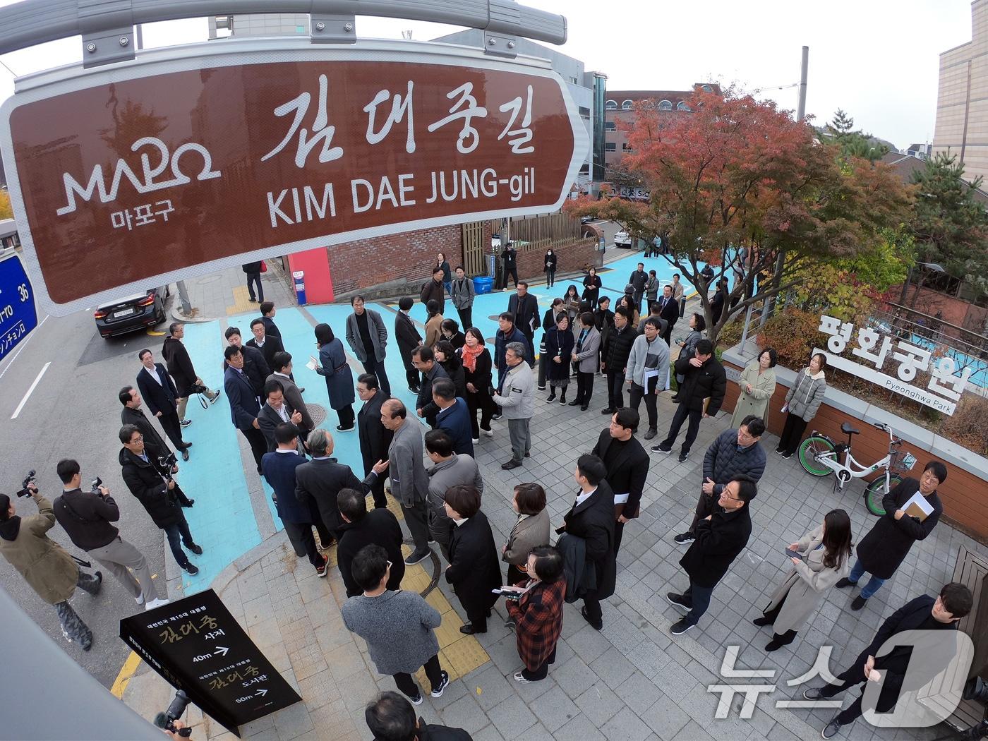 20일 오전 서울 마포구 동교동 고&#40;故&#41; 김대중 대통령 사저 인근 도로에서 열린 명예도로 &#39;김대중길&#39; 명명식에서 참석자들이 대화를 나누고 있다. 2024.11.20/뉴스1 ⓒ News1 박정호 기자