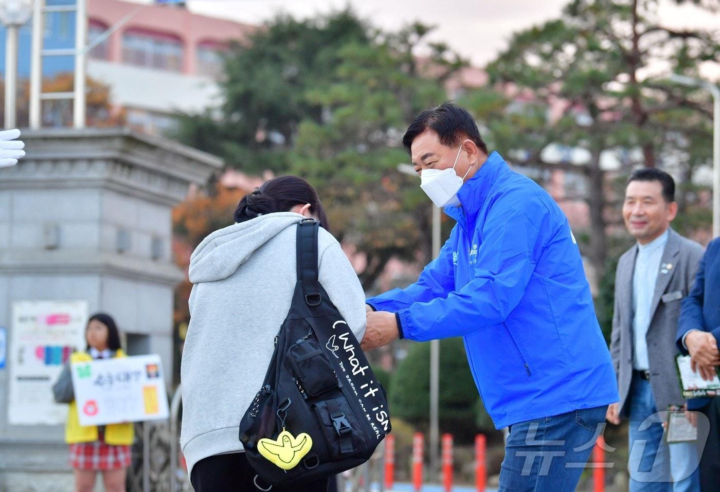 김한종 전남 장성군수가 14일 장성고 앞에서 수능 수험생들을 응원하고 있다.&#40;장성군 제공&#41;2024.11.20./뉴스1