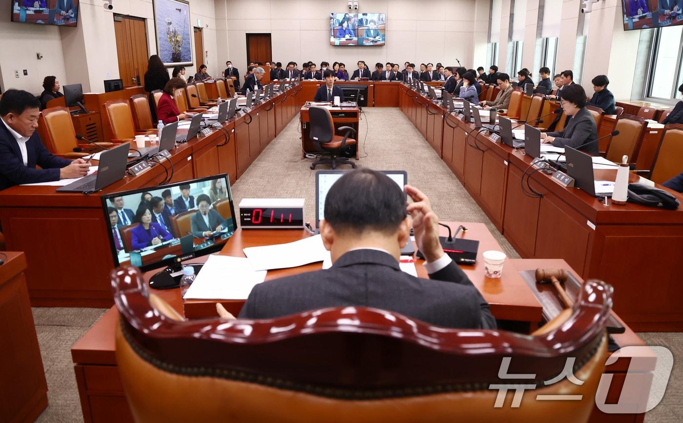 20일 오전 서울 여의도 국회에서 여야 의원들의 자리가 대부분 비어있는 가운데 산업통상자원중소벤처기업위원회 전체회의가 열리고 있다. 2024.11.20/뉴스1 ⓒ News1 김민지 기자