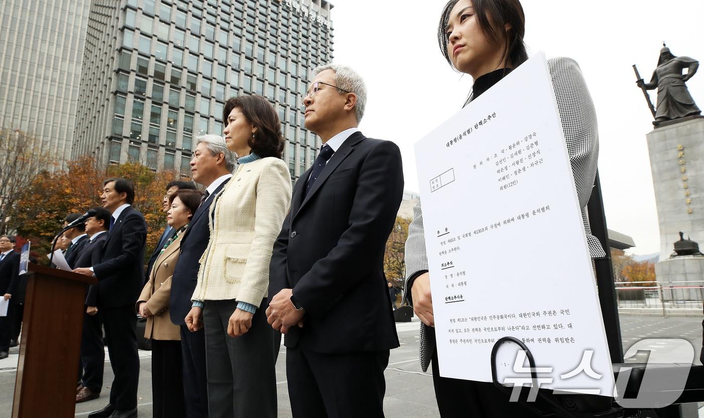 조국혁신당 조국 대표와 황운하 원내대표를 비롯한 당 지도부가 20일 오전 서울 종로구 광화문 광장에서 열린 &#39;3년은 너무 길다 특별위원회&#39; 현장 회의에서 윤석열 대통령 탄핵소추안 초안을 공개하고 있다. 2024.11.20/뉴스1 ⓒ News1 오대일 기자