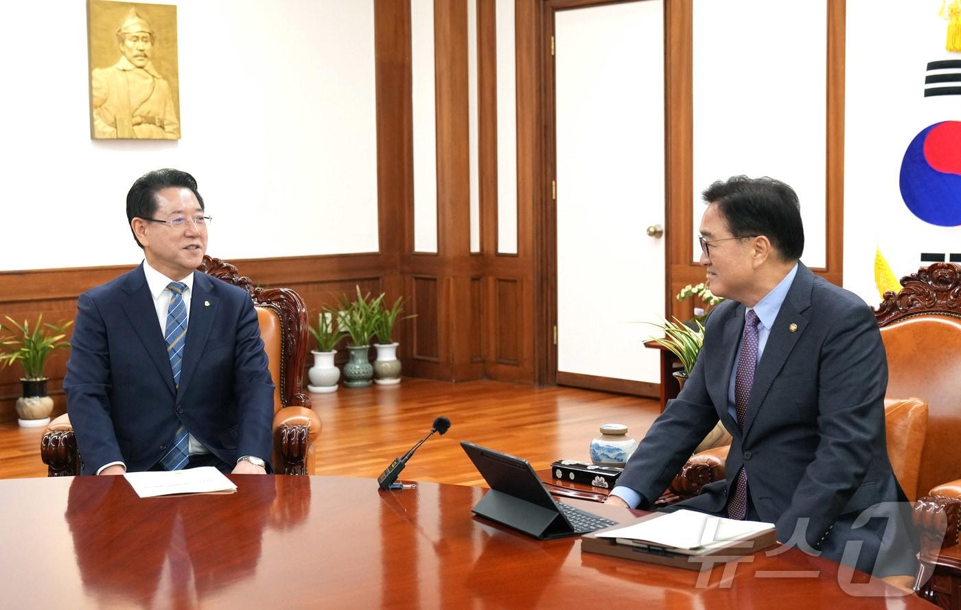 김영록 전라남도지사가 20일 서울 국회에서 우원식 국회의장을 만나 주요 도정 현안 해결을 위한 국회 차원의 협조를 요청하고 있다.&#40;전남도 제공&#41; 2024.11.20/뉴스1