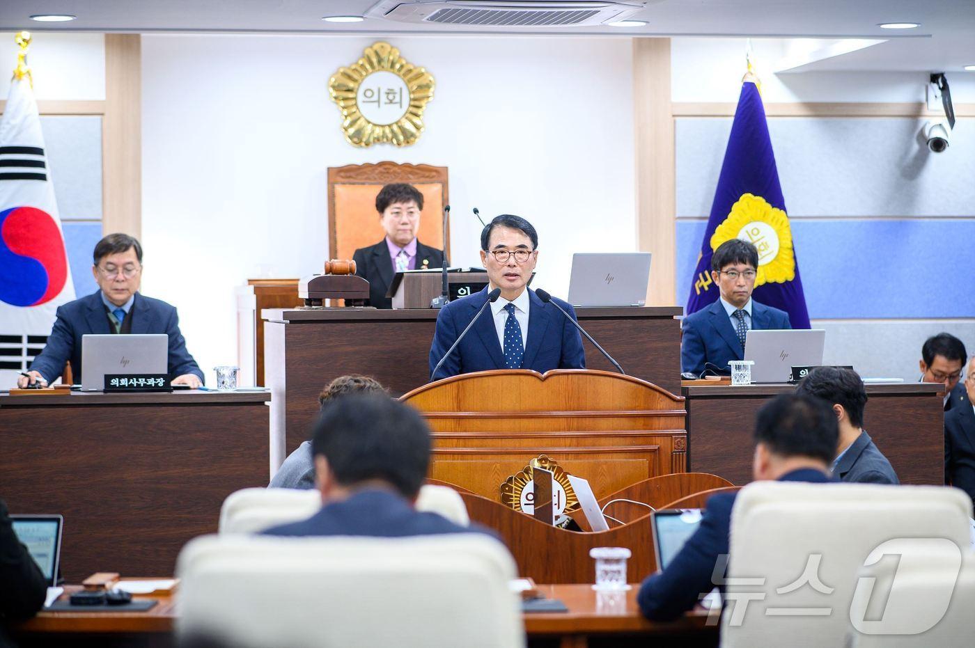 장충남 남해군수가 20일 군의회에서 내년도 예산안 편성에 대해 설명하고 있다&#40;남해군 제공&#41;. 2024.11.20