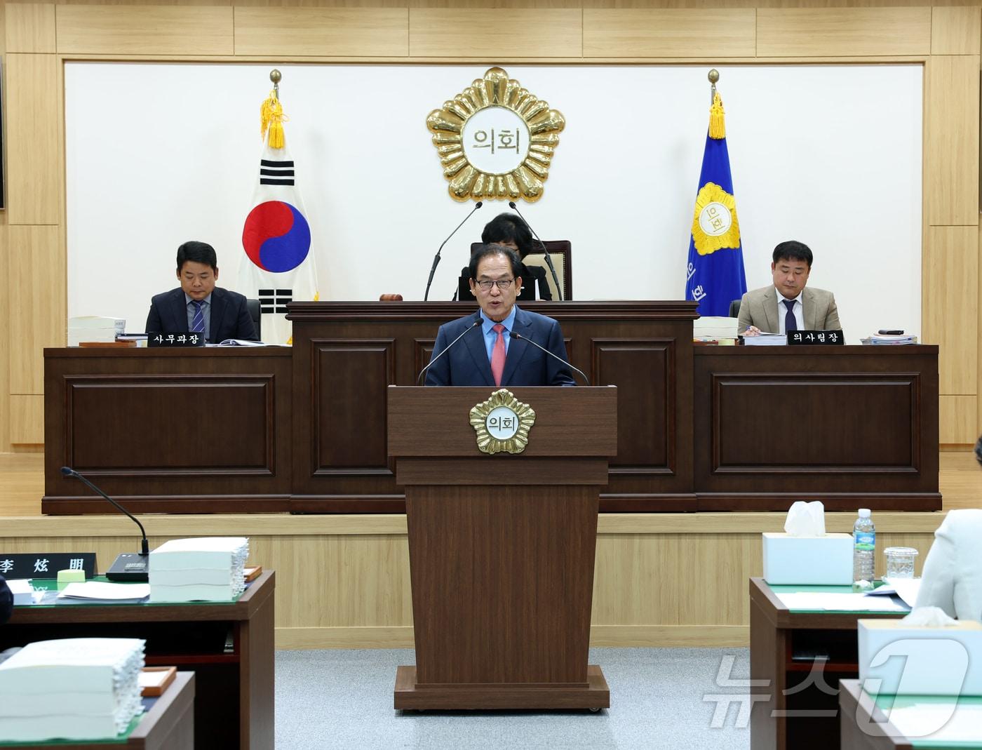 김희수 진도군수가 20일 진도군 의회에서 내년도 군정운영 방향을 밝히고 있다.&#40;진도군 제공&#41;/뉴스1 