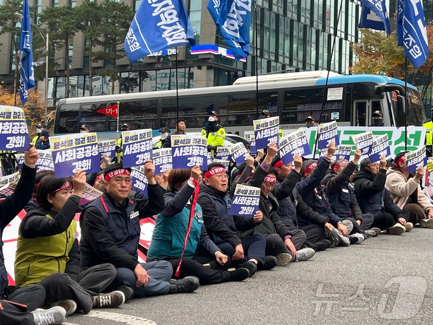 전국민주노동조합총연맹&#40;민주노총&#41;이 20일 오후 서울 중구 서울지방고용노동청 앞에서 정권 퇴진을 요구하는 집회를 열었다. 2024.11.20/ 뉴스1 김민수 기자