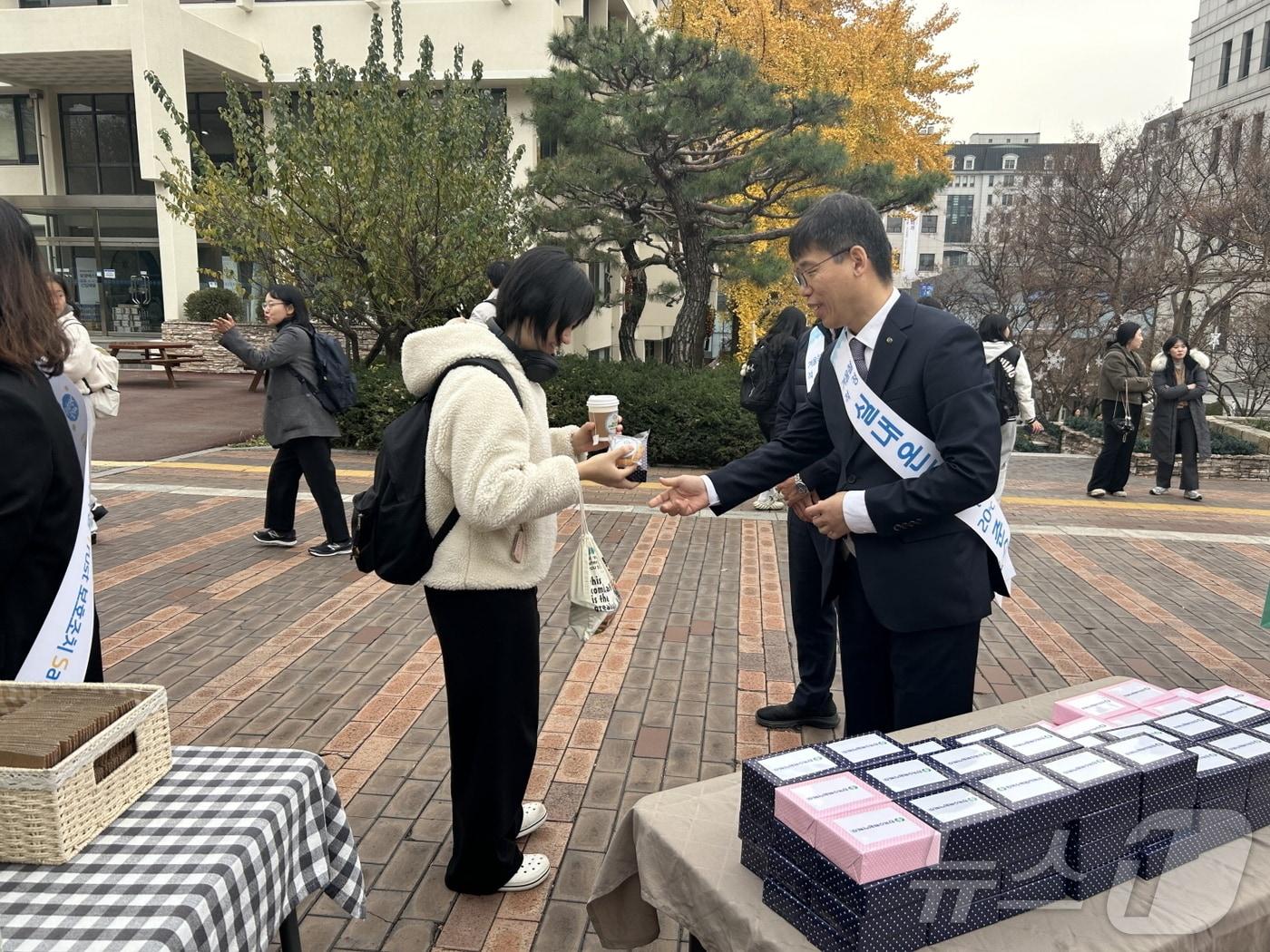 한수원이 20일 숙명여자대학교에서 &#39;겨울철 에너지절약 캠페인&#39;을 펼쳤다. &#40;사진2번 숙명여대 학생에게 홍보물과 기념품을 전달하고 있는 김정호 한수원 홍보실장&#41;