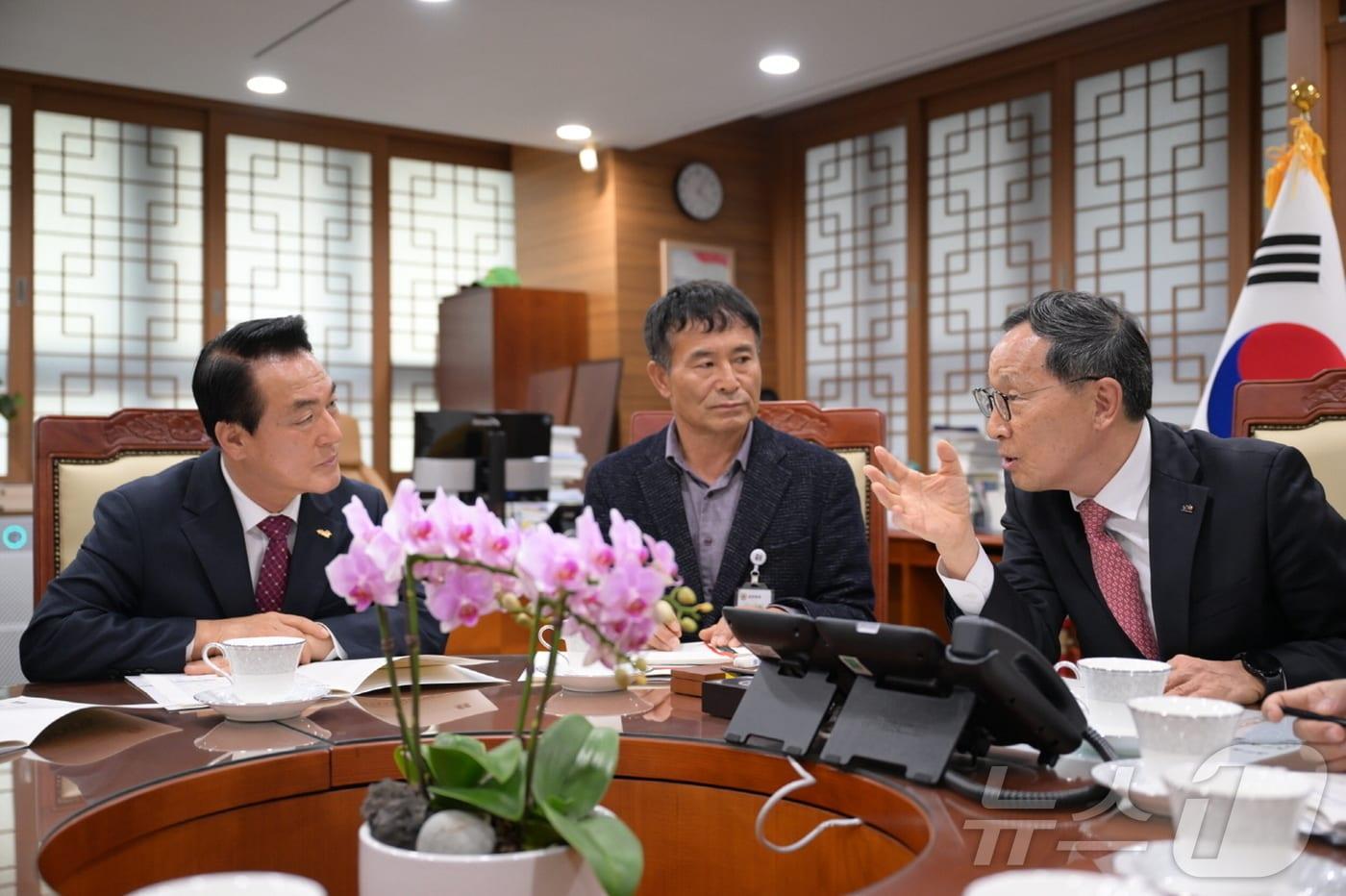 백성현 논산시장&#40;왼쪽&#41;이 이병호 한국농어촌공사&#40;오른쪽&#41; 사장과 면담하고 있다. &#40;논산시 제공&#41; / 뉴스1 