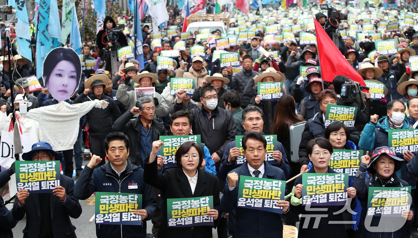 전국농민총연맹 농민들과 민주노총 노조원들이 20일 오후 서울 세종대로에서 전국농민대회·윤석열 정권 2차 퇴진 총궐기 집회를 갖고 구호를 외치고 있다. 2024.11.20/뉴스1 ⓒ News1 박세연 기자