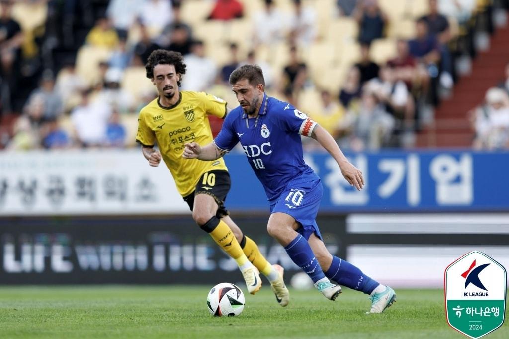 전남 드래곤즈의 발디비아&#40;왼쪽&#41;와 부산 아이파크의 라마스. &#40;한국프로축구연맹 제공&#41;