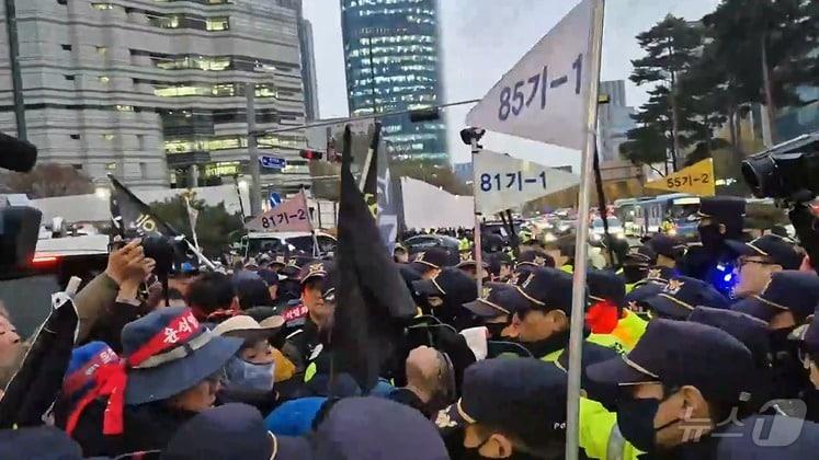 전국농민회총연맹&#40;전농&#41; 소속 농민들이 20일 오후 행진 중 서울역 남대문경찰서 앞에서 멈춰 서서 경찰과 대치하고 있다. 2024.11.20/뉴스1 남해인 기자